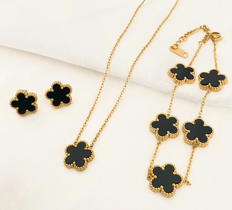 The Noir Clover set